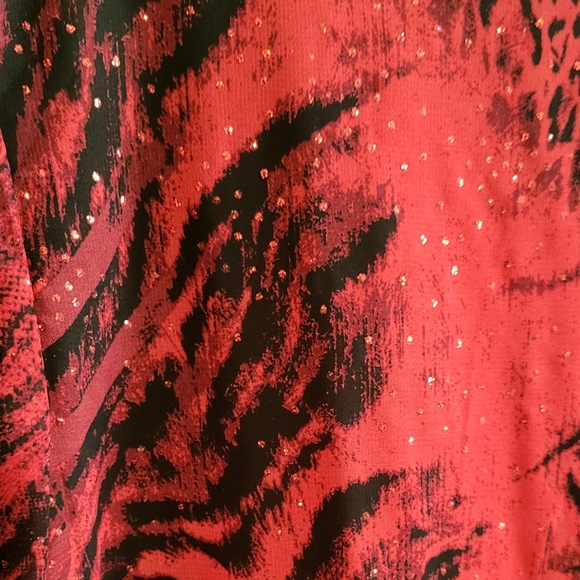 Fancy semi-sheer cascading flowy top over black tank. 1X - Picture 8 of 10